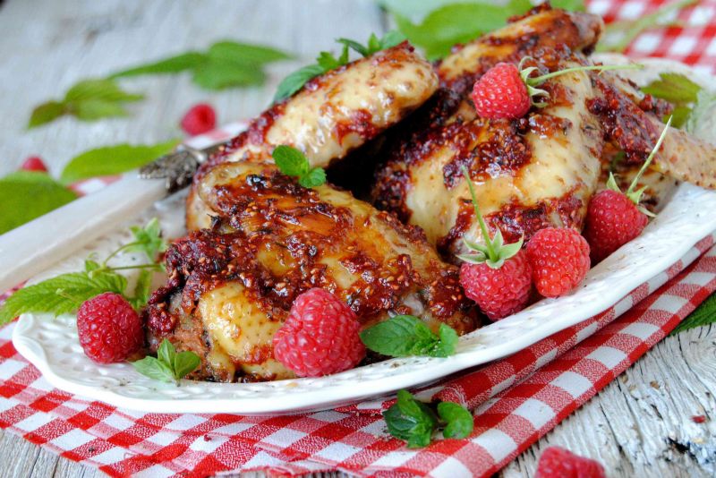 Skrzydełka w pikantnym malinowym sosie