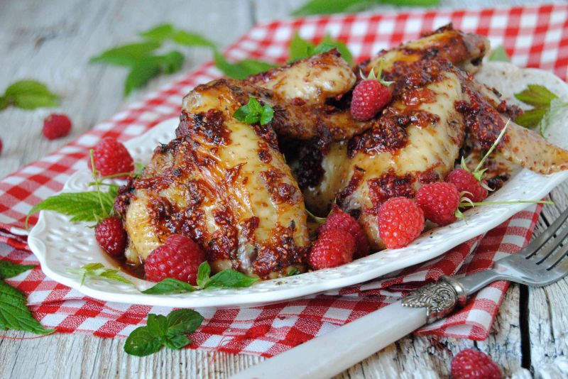 Skrzydełka w pikantnym malinowym sosie