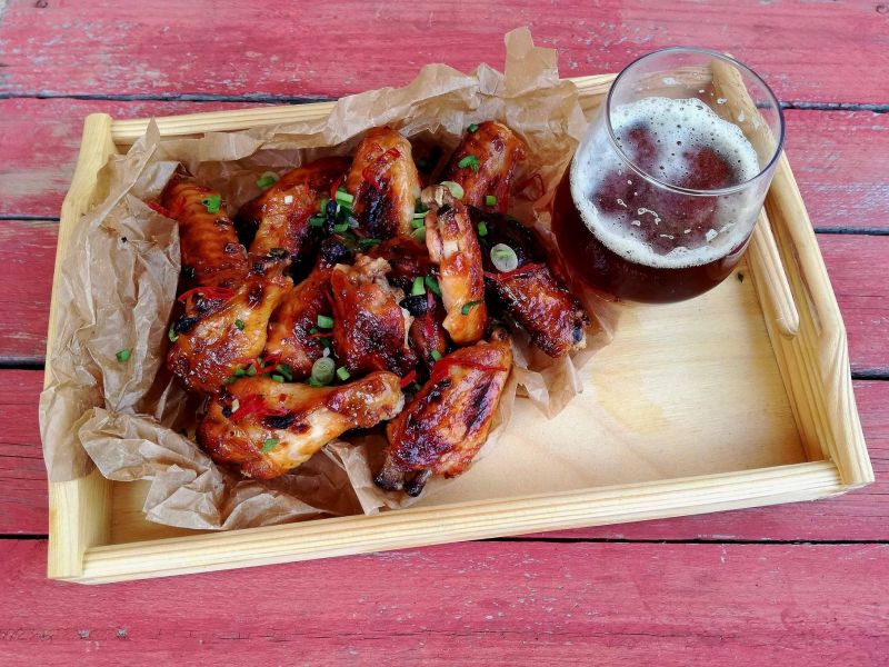 Skrzydełka w piwnej glazurze z sambal oelek Skrzydełka w piwnej glazurze z sambal oelek