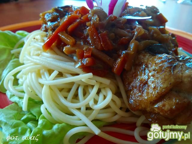 Skrzydełka w warzywach z makaronem