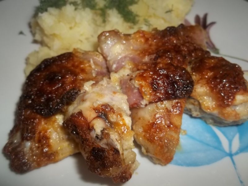 Skrzydełka z boczkiem w sosie czosnkowym