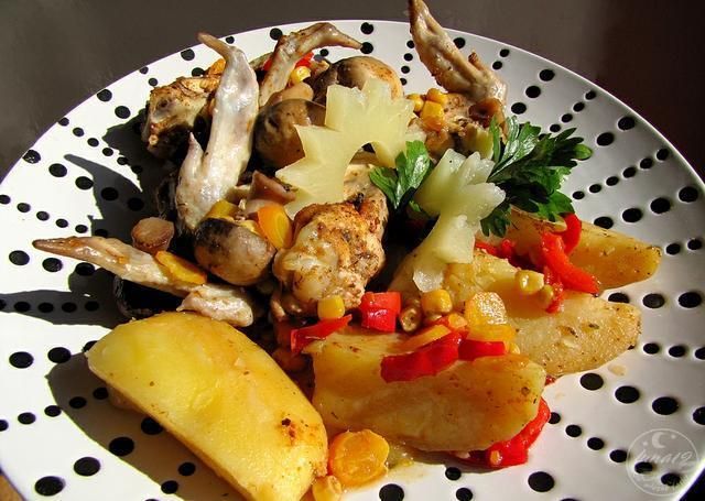 Skrzydełka z kukurydzą i pieczarkami