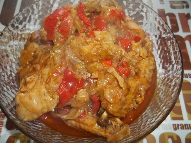 Skrzydełka z kurczaka z młodą kapustą i papryką