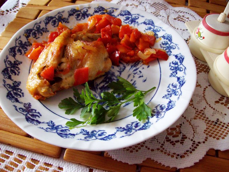 Skrzydełka z papryką i pomidorami Skrzydełka z papryką i pomidorami