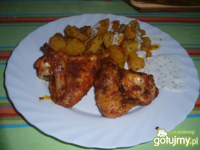 Skrzydełka z piekarnika z ziemniakami