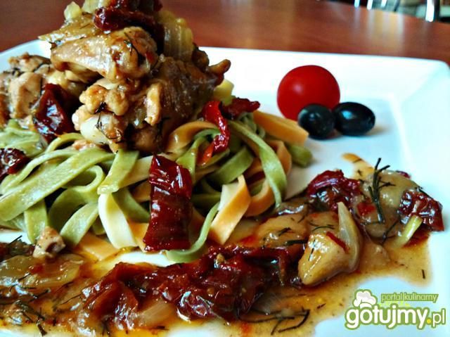 Skrzydełka z pomidorem, gruszka i cebulą