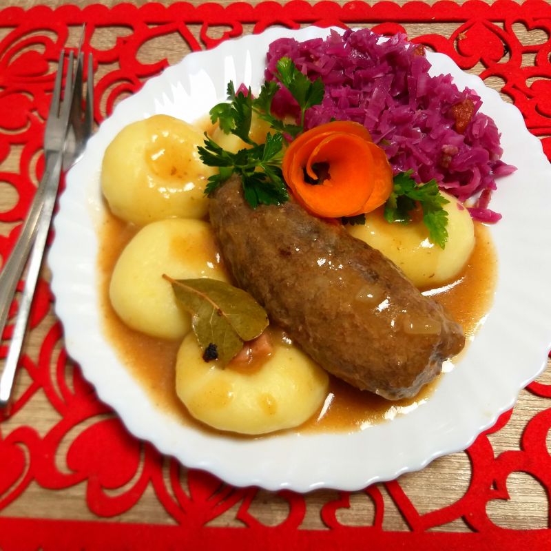 Śląska rolada z modrą kapustą i gumiklyjzami