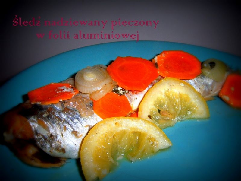 Śledź nadziewany pieczony w folii aluminiowej Śledź nadziewany pieczony w folii aluminiowej