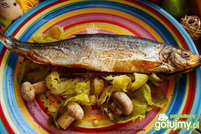 Śledź pieczony na brukselce z pieczarkam