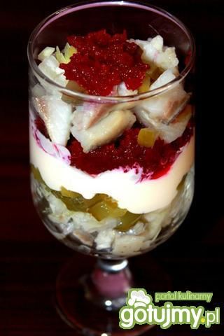 Śledź pod pierzynką z buraczkami