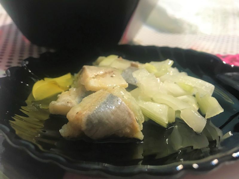 Śledź w oleju z cebulą