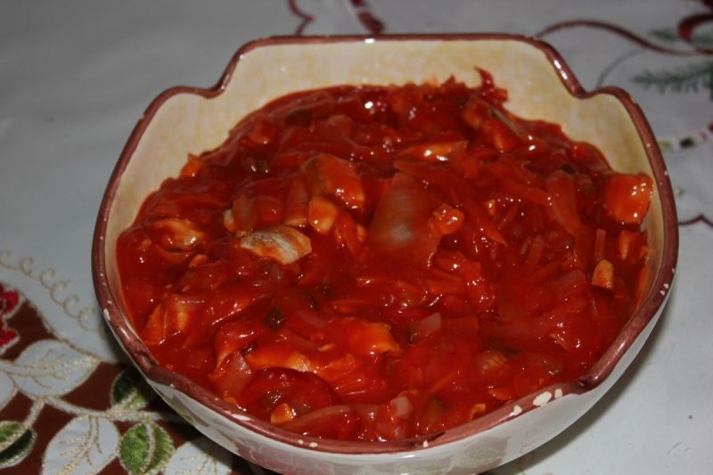 Śledź w pomidorowej salsie