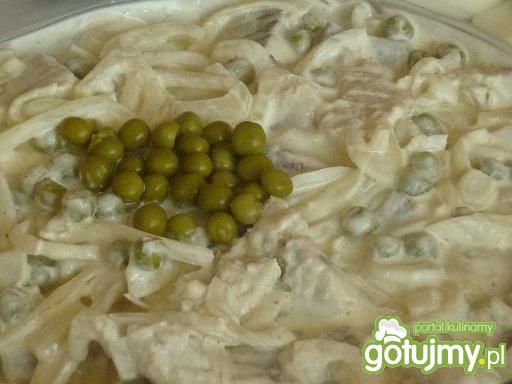 Śledź w śmietanie z cebulką i groszkiem Śledź w śmietanie z cebulką i groszkiem