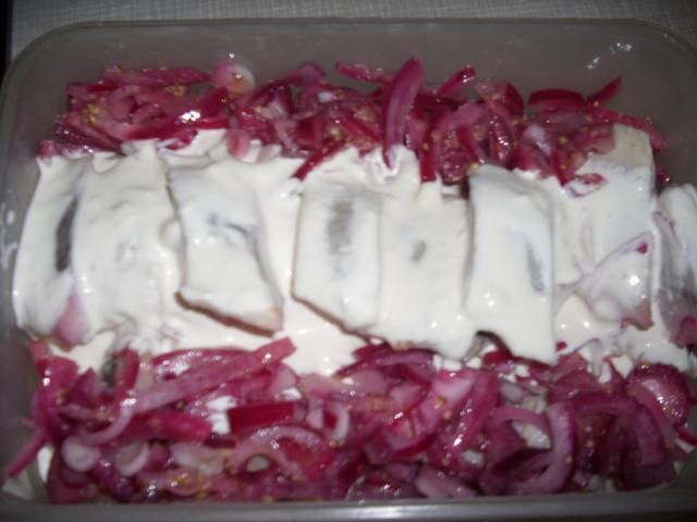 Śledż w sosie czosnkowym Śledż w sosie czosnkowym