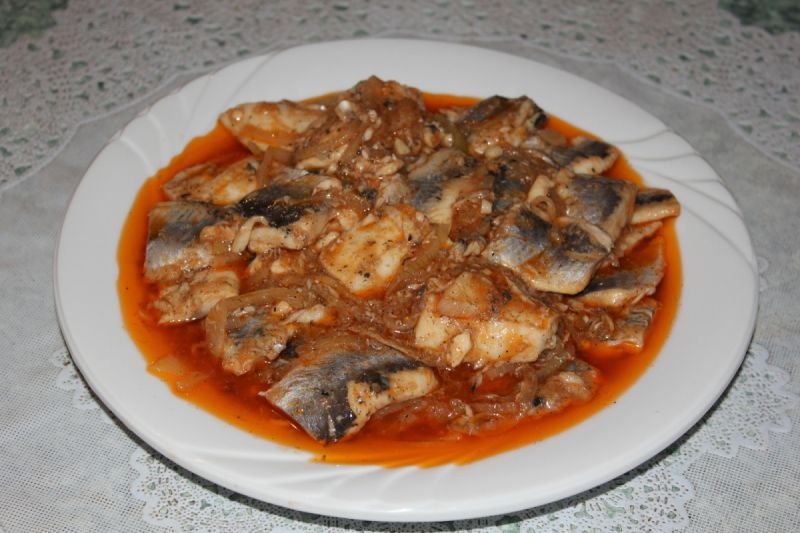 Śledź w sosie pomidorowym  Śledź w sosie pomidorowym