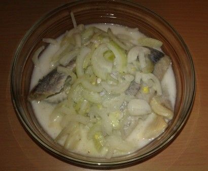 Śledź w zalewie octowo - śmietanowej Śledź w zalewie octowo - śmietanowej