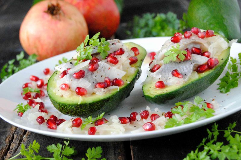 Śledź z awokado i granatem