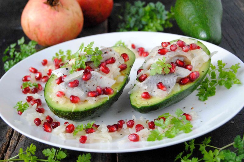 Śledź z awokado i granatem