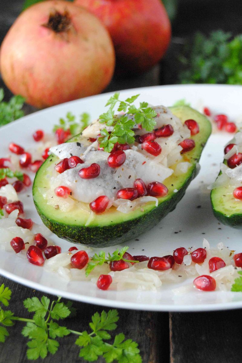 Śledź z awokado i granatem