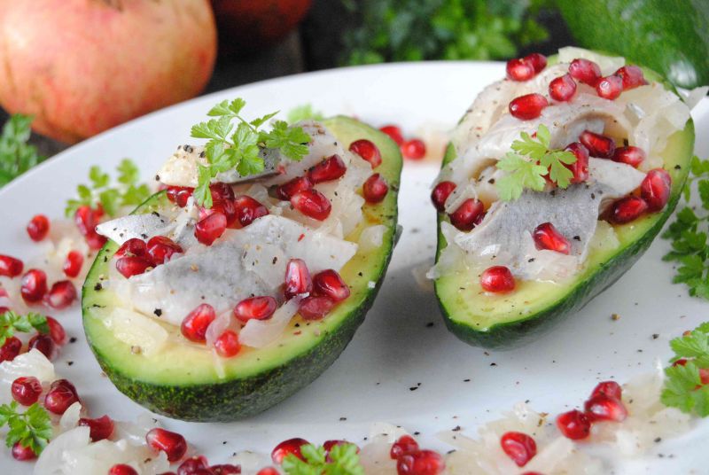 Śledź z awokado i granatem