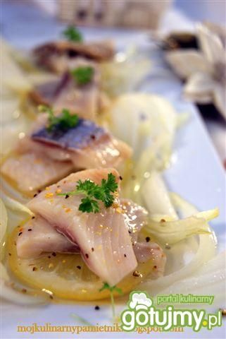 Śledź z cebula i cytryną w oleju