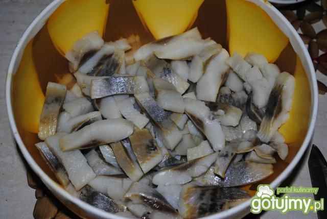 Śledź z koncentratem pomidorowym.