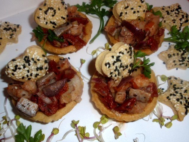 Śledź z pomidorem podany w babeczkach