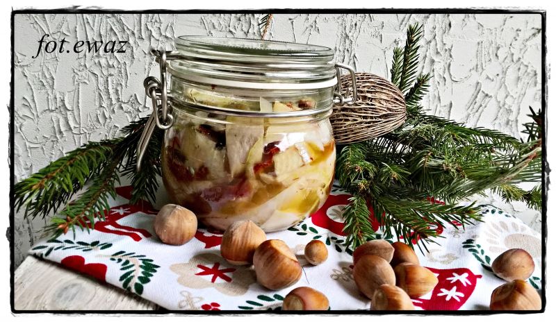 Śledź z suszonymi pomidorami i orzechową nutą