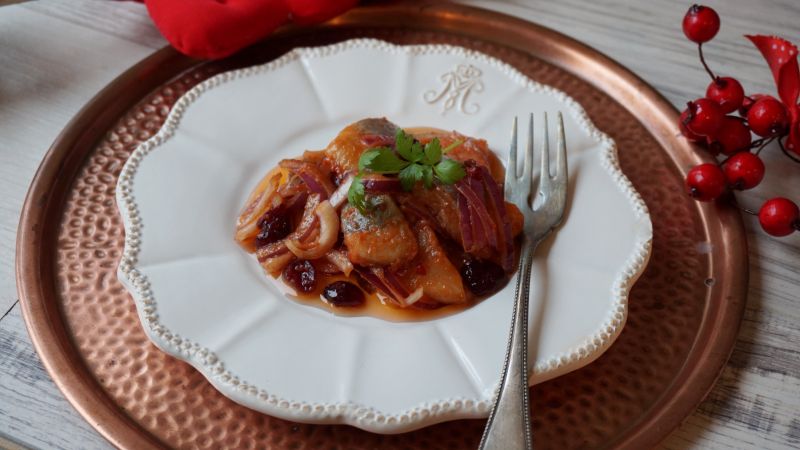 Śledź z żurawiną i cebulką