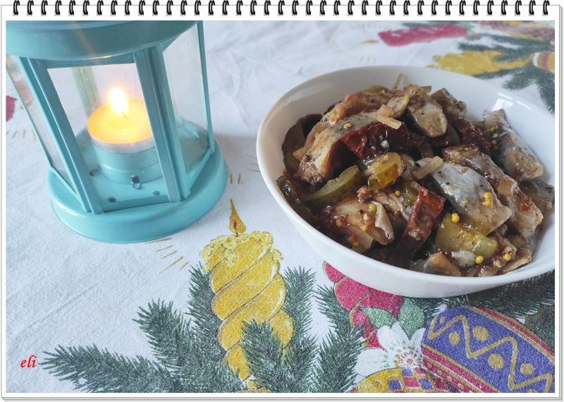 Śledzie Eli z suszonymi pomidorami i ogórkiem Śledzie Eli z suszonymi pomidorami i ogórkiem