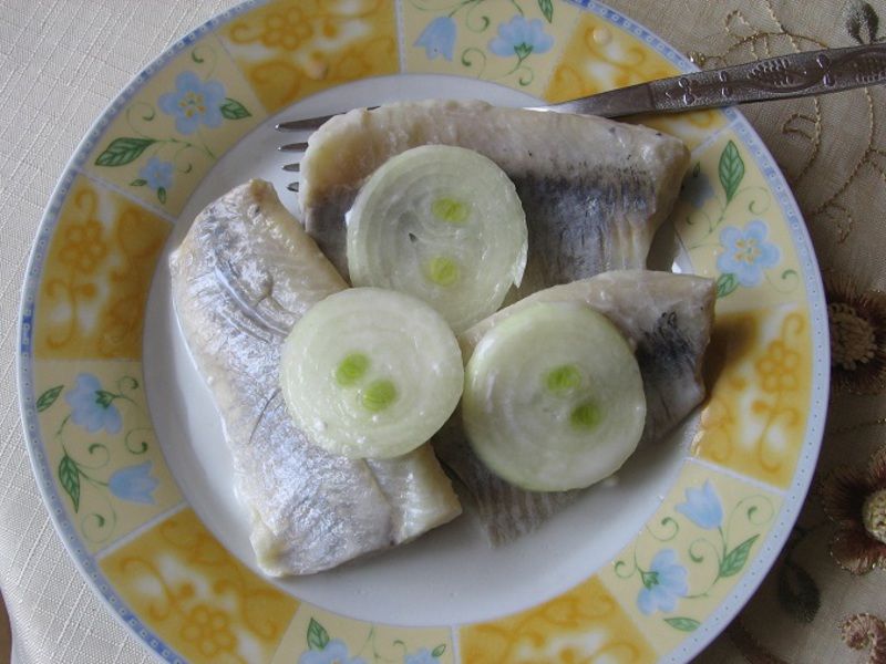 Śledzie marynowane z cebulą