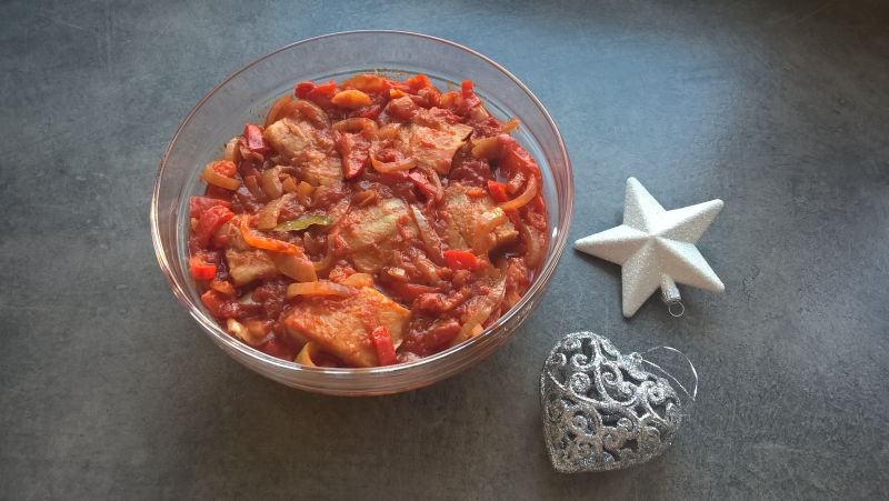 Śledzie na ostro pod pierzynką z warzyw