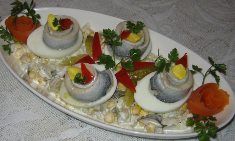 Śledzie na sałatce