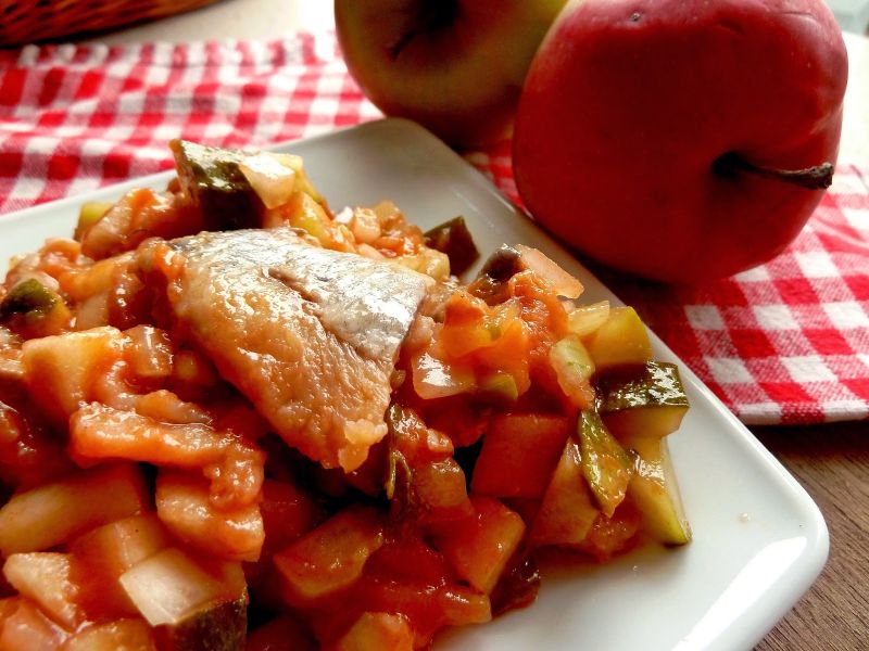 Śledzie słodko-kwaśne z jabłkami i ogórkiem Śledzie słodko-kwaśne z jabłkami i ogórkiem