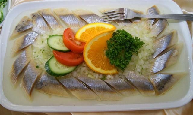 Śledzie tradycyjne z sokiem ananasowym