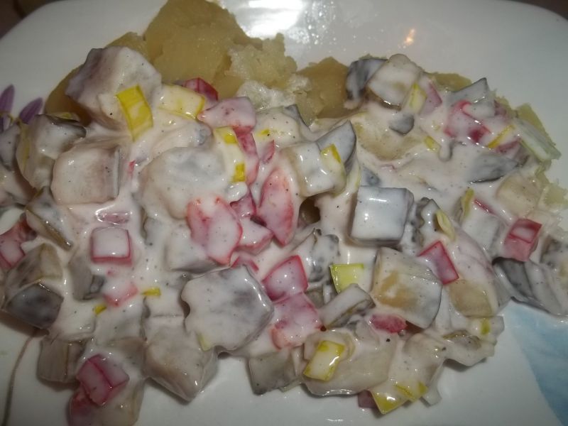 Śledzie w jogurcie z warzywami