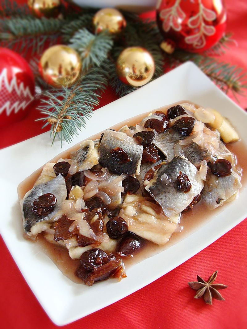 Śledzie w karmelizowanej cebuli ze śliwkami Śledzie w karmelizowanej cebuli ze śliwkami