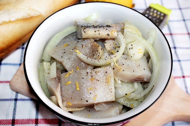 Śledzie w oleju z cebulą, miodem i cytryną