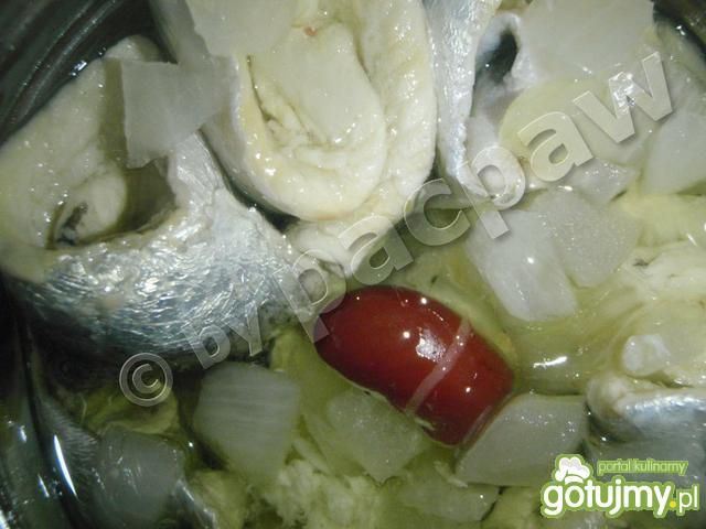 Śledzie w oleju z cebulką i fasolką