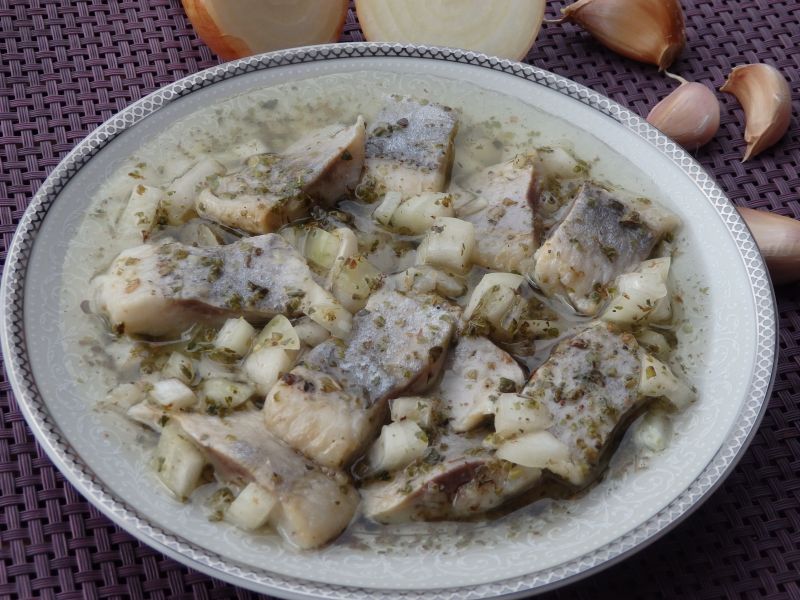 Śledzie w oleju z majerankiem i czosnkiem Śledzie w oleju z majerankiem i czosnkiem