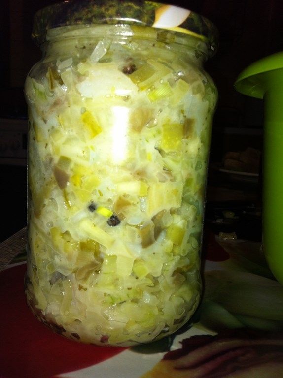 Śledzie w oleju z ogórkiem i grzybkami 