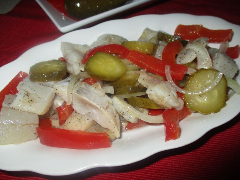 Śledzie w oleju z papryką i ogórkiem