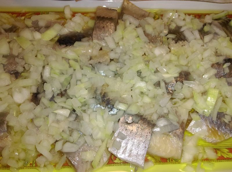 Śledzie w oliwie i czosnku