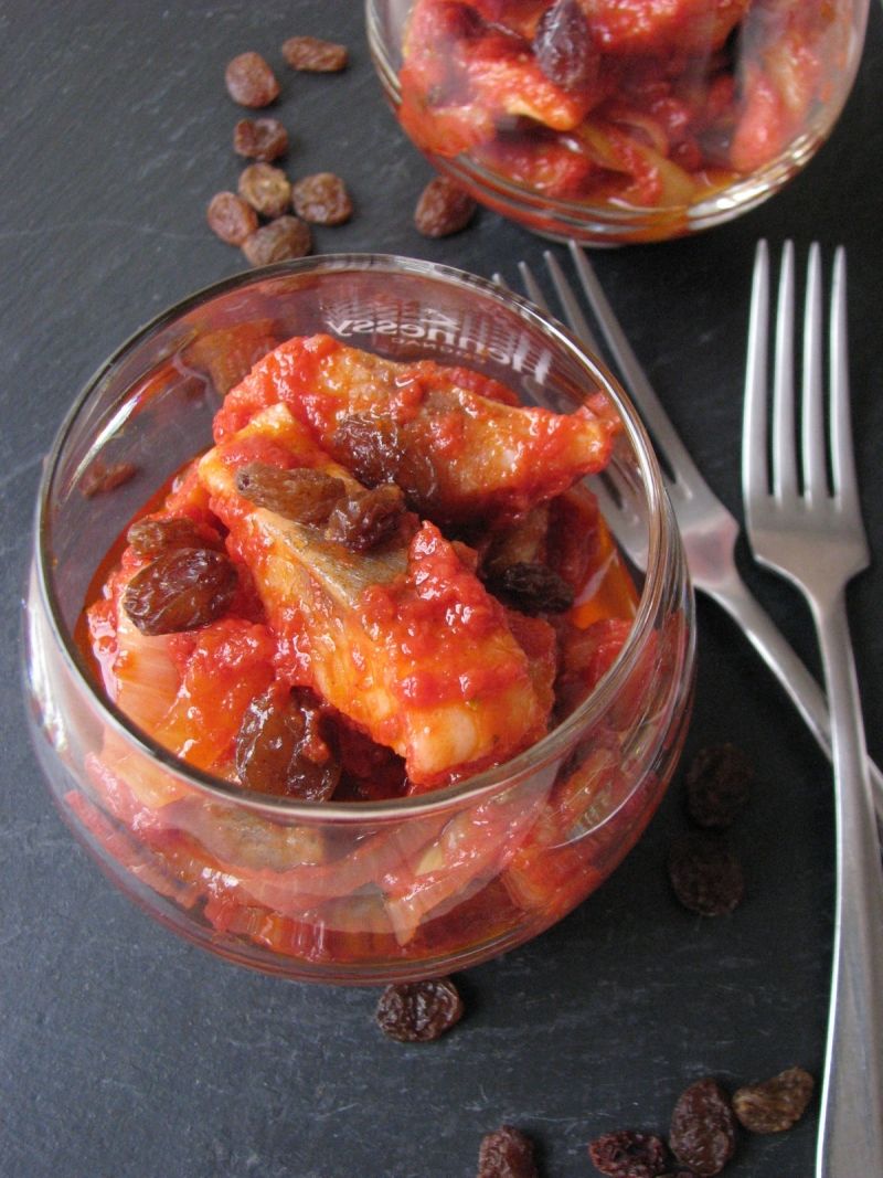 Śledzie w pomidorach z cebulką i rodzynkami Śledzie w pomidorach z cebulką i rodzynkami