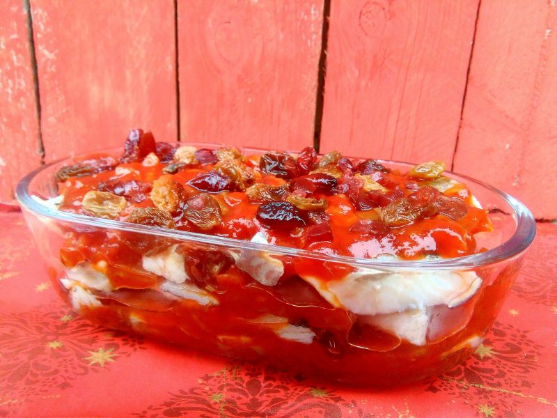 Śledzie w pomidorach z rodzynkami i żurawiną Śledzie w pomidorach z rodzynkami i żurawiną