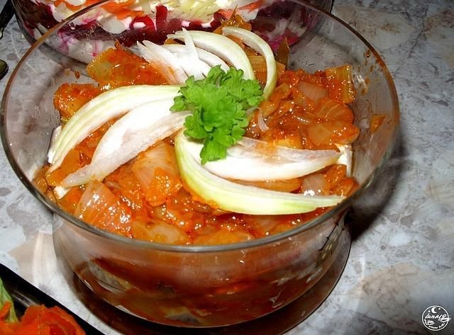 Śledzie w pomidorowej cebulce Śledzie w pomidorowej cebulce