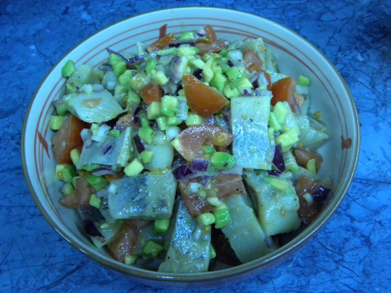 Śledzie w salsie z pomidorami i awokado Śledzie w salsie z pomidorami i awokado