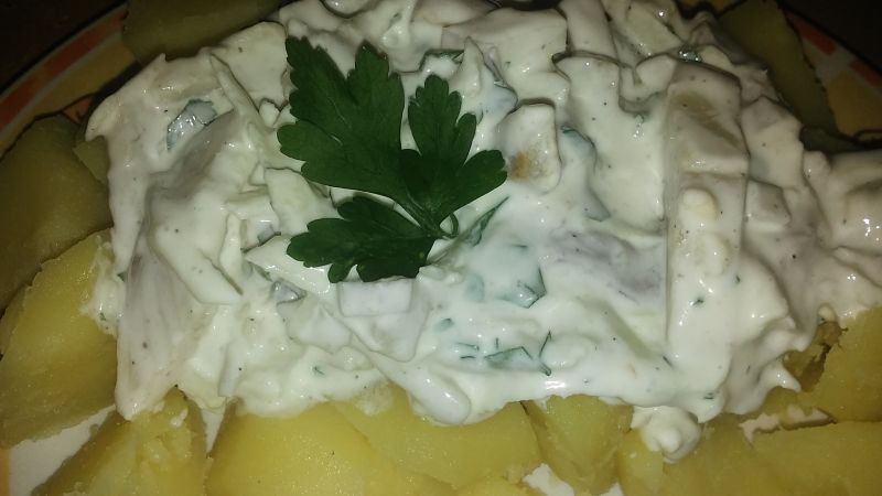 Śledzie w śmietanie podane z zieniakami. Śledzie w śmietanie podane z zieniakami.