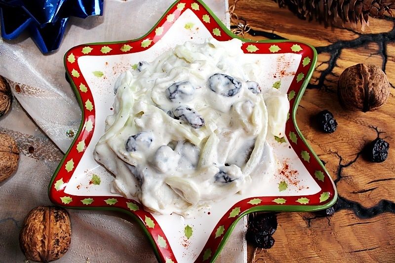 Śledzie w śmietanie z suszoną żurawiną