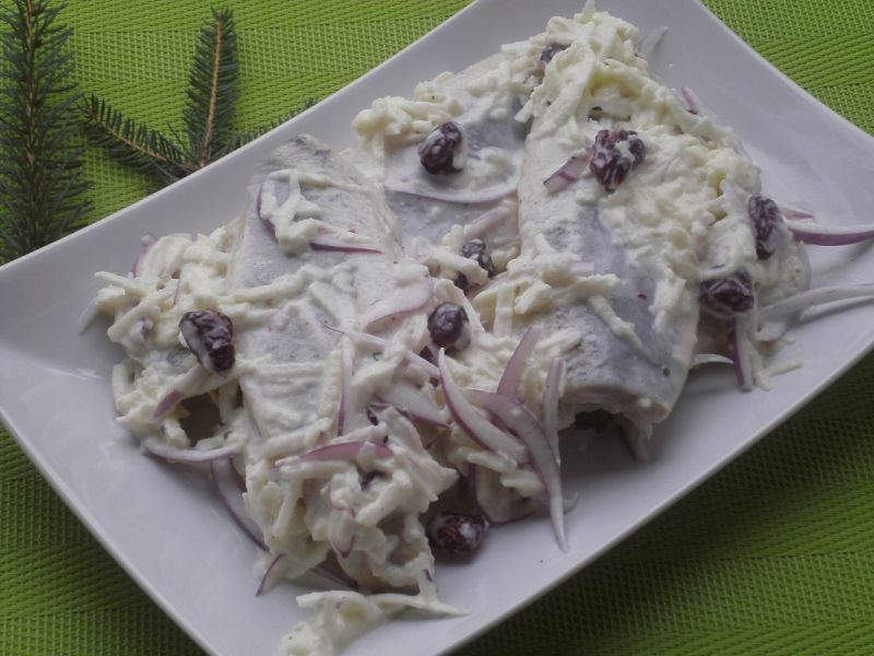 Śledzie w śmietanie z żurawiną i jabłkiem